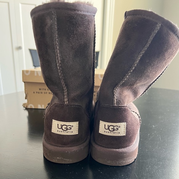 Children’s Classic Chocolate Brown Uggs - Picture 2 of 8